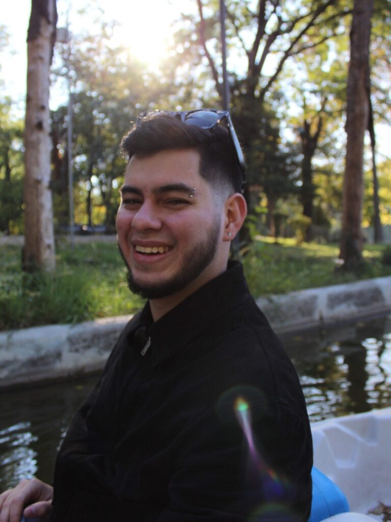 Santiago Covelli, chef y viajero de Sabor y Camino sonriendo al aire libre